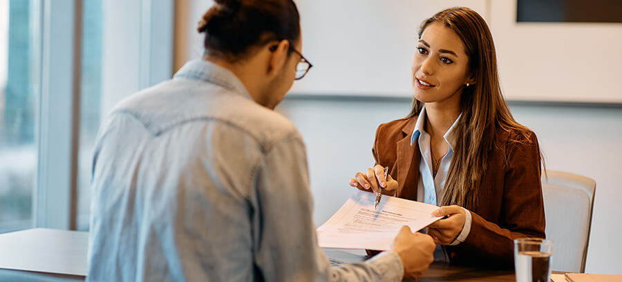 Personalmanagerin beim Onboarding-Prozess